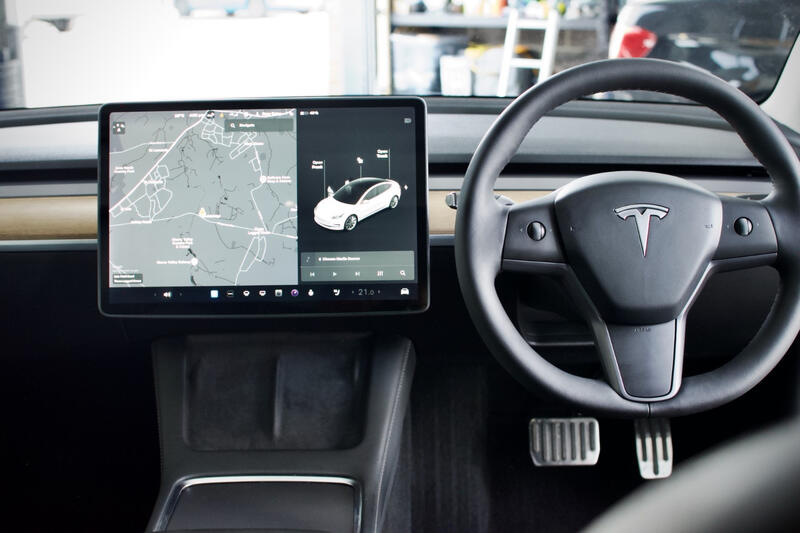 TESLA MODEL 3